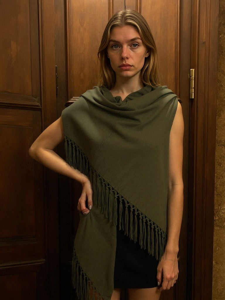 Scialle in vera pelle scamosciata color Verde Militare dei Colli Perduti
