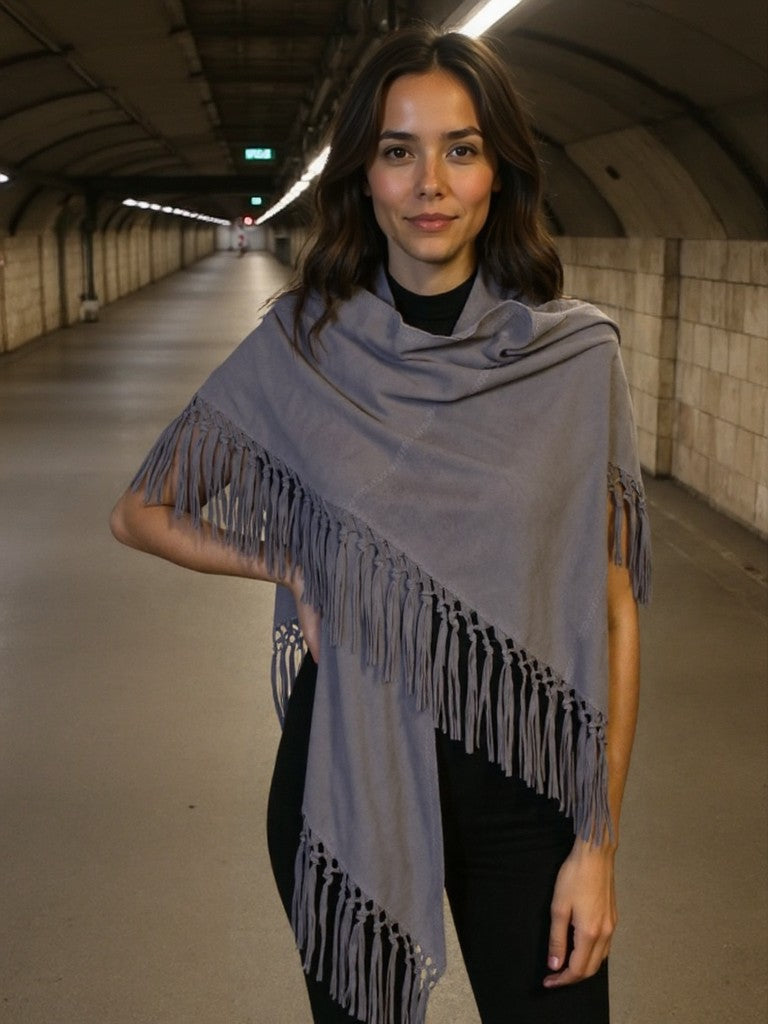 Scialle in vera pelle scamosciata color Grigio Nebuloso di Morgana
