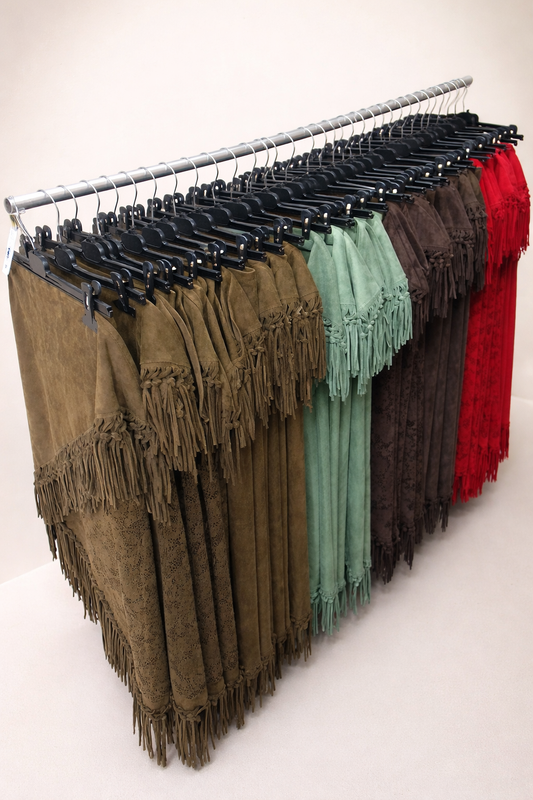 Scialle in vera pelle scamosciata laserata in diversi colori: caffè, marrone chiaro, rosso