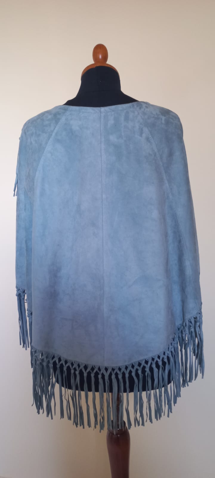 Poncho in vera pelle scamosciata color Celeste Empireo